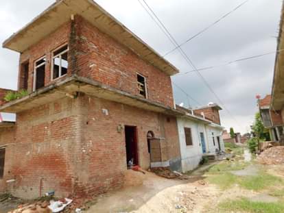 घरों के ऊपर से जा रहे हाईटेंशन लाइन के तार