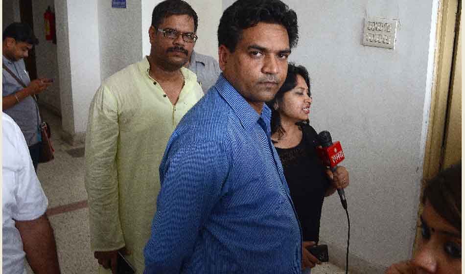 kapil mishra blames kejriwal government to deceiving auto drivers in delhi 