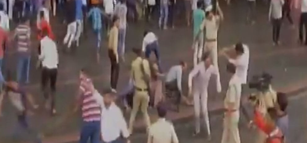  police Lathi charge on Textile trader in surat who protesting agisnt GST
