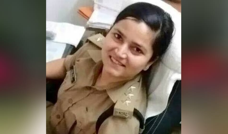 lady dsp who cuts bjp leader challan in bulandshahr is transferred, tells her emotions on facebook