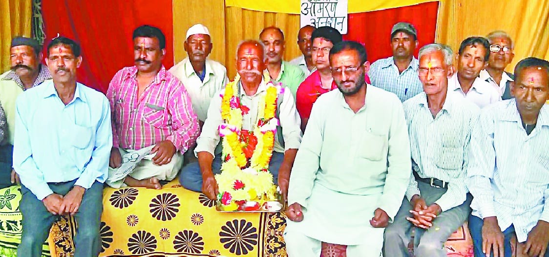 The agitating people started the hunger strike