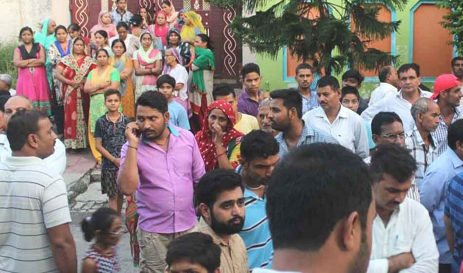 woman teacher burnt and killed by thieves in bulandshahr after loot in house 
