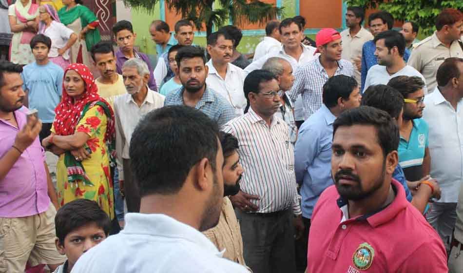 woman teacher burnt and killed by thieves in bulandshahr after loot in house 