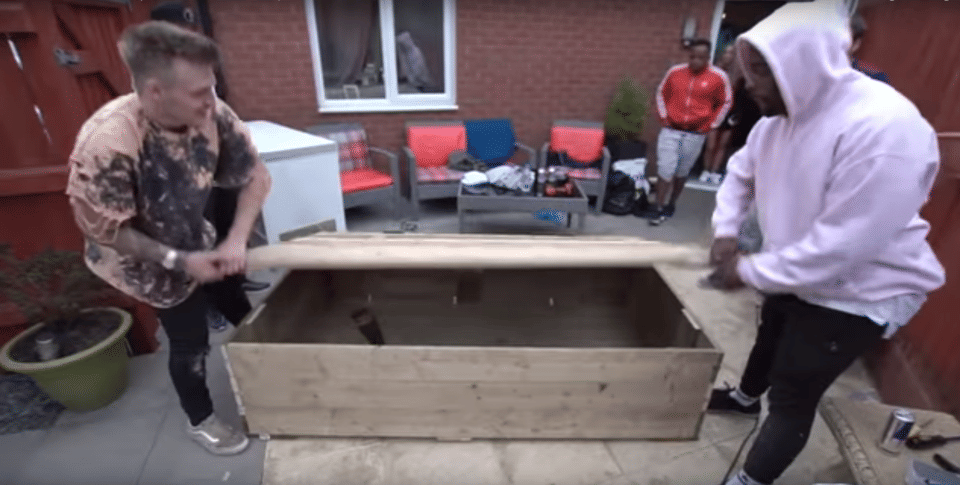 Two men burried themselves alive while people watched them on live streaming