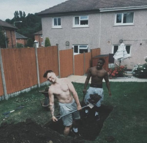 Two men burried themselves alive while people watched them on live streaming