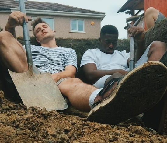 Two men burried themselves alive while people watched them on live streaming