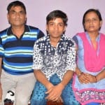 अभय अग्रवाल पिता मुकेश अग्रवाल और मां एकता के साथ