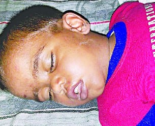 बारिश के पानी में डूबा तीन साल का अखलाक