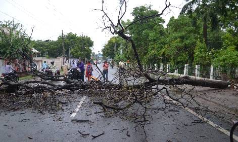 बरसात ने उड़ाया कई जगह ‘फ्यूज’