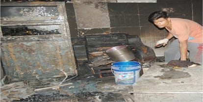 Between preparations of wedding, cracked cylinder in house, twelve people including four innocent 