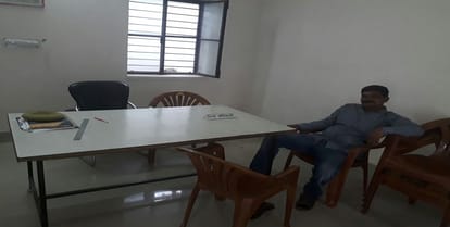 EXCLUSIVE : Police missing from police station, the police officers snore, capture in camera 