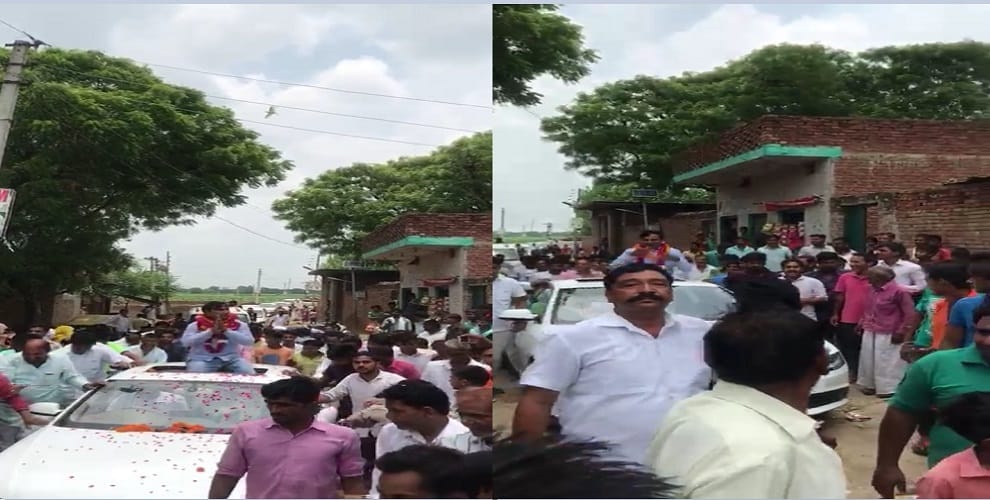 After the victory of the Gram Pradhan, he reached home from Audi, warm welcome