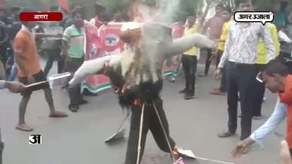 VHP LEADER BURN EFFIGY OF SP LEADER AZAM KHAN IN AGRA