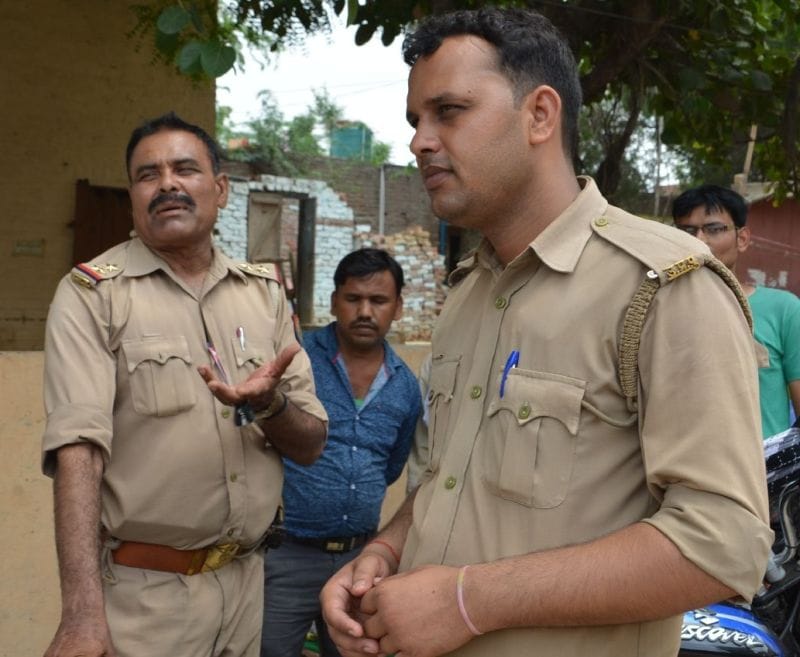 पुलिस से हाथापाई के आरोपी भाजपा नेता के फोन पर छोड़े
