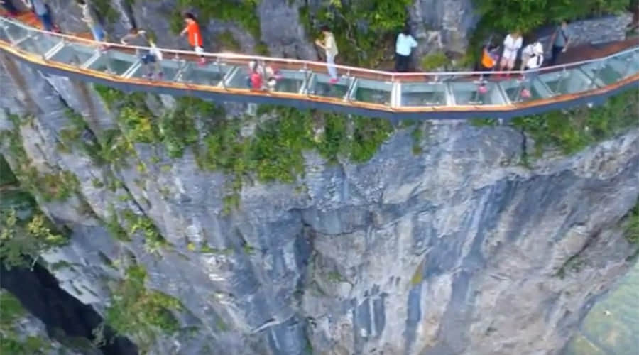  Glass bottom skywalk thrills in China, it's really dangerous, Don't look down