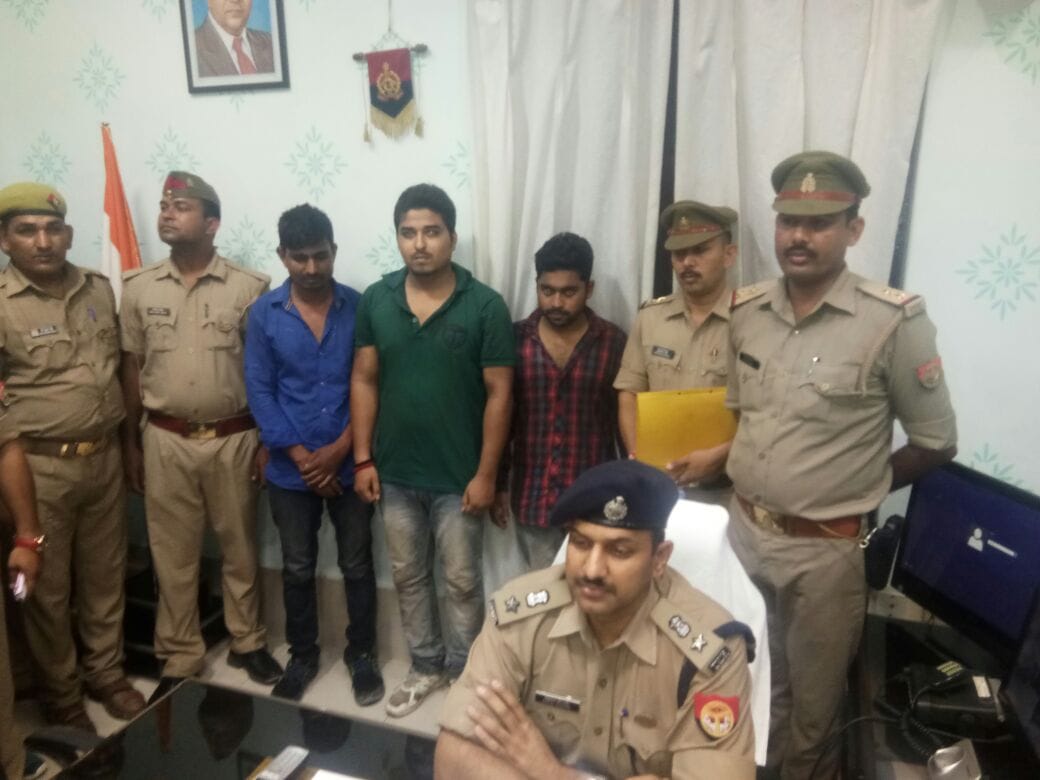 varanasi police caught three police who demand  extortion money