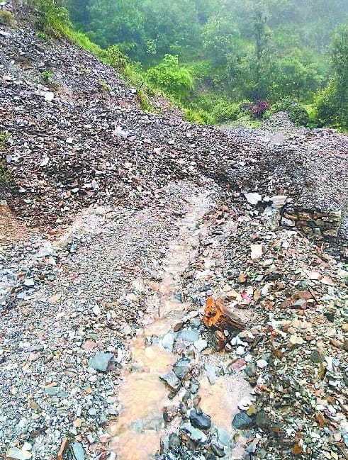 Seven roads closed in Kapkot by torrential rains 