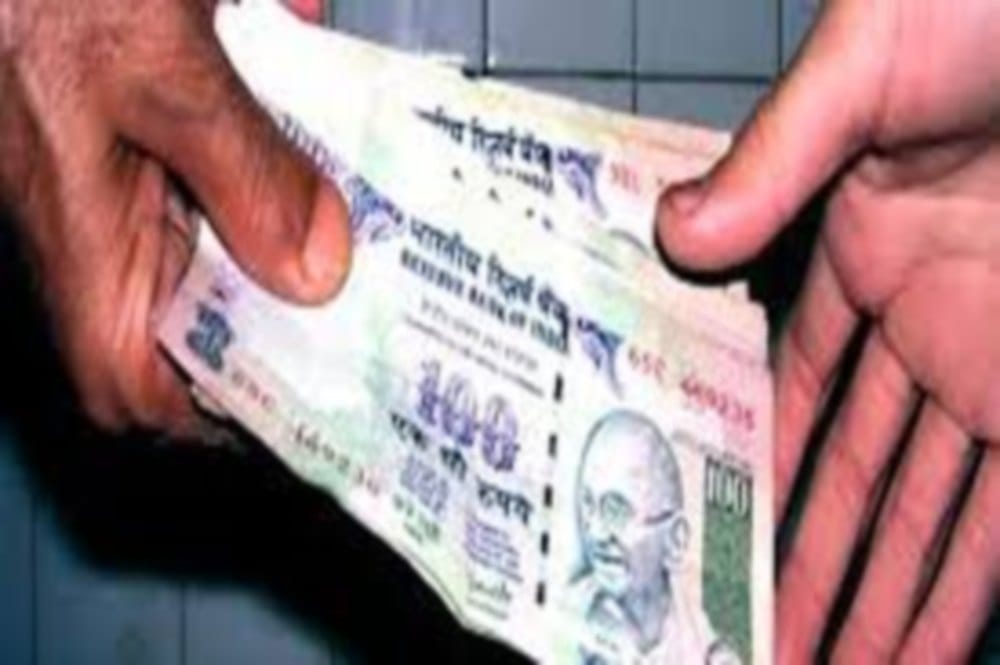 supervisor of Labor department caught taking bribe in champawat