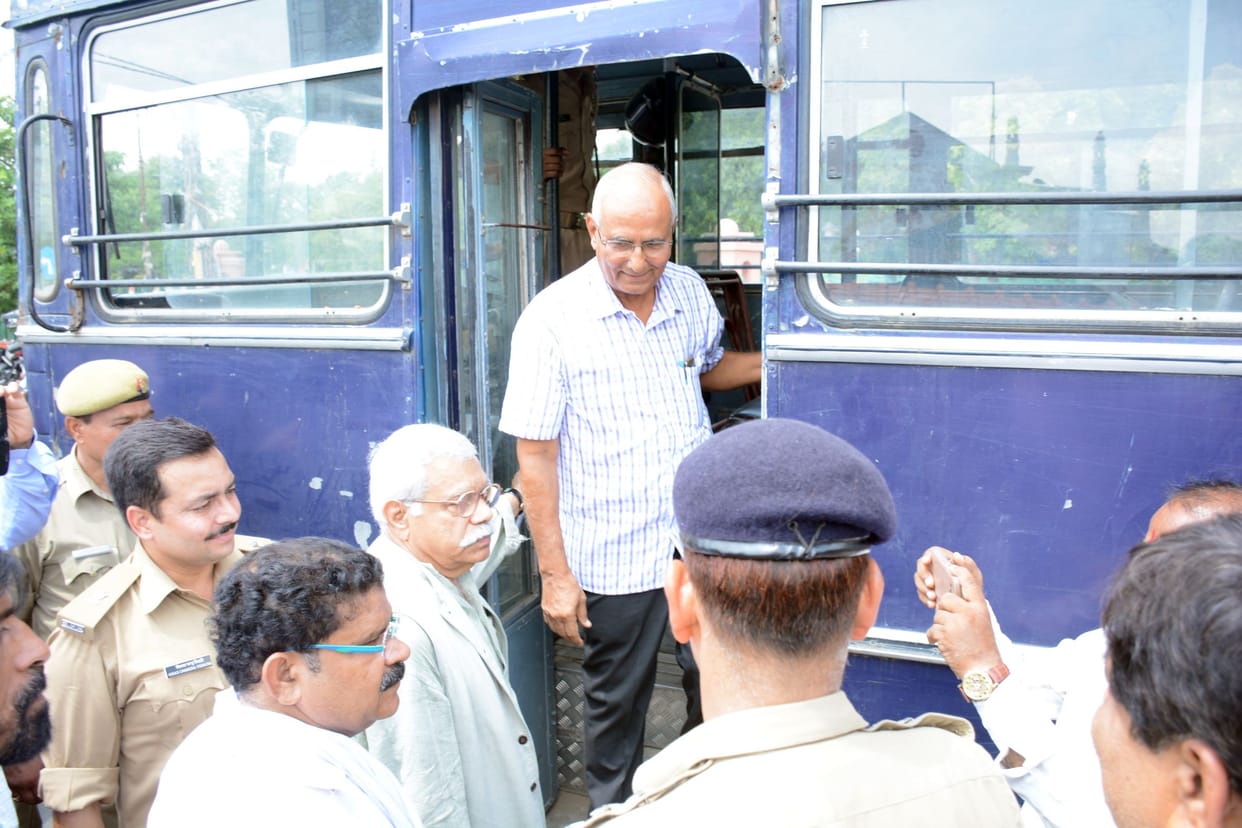 retired IPS darapuri arrested from lucknow with his 8 friend 