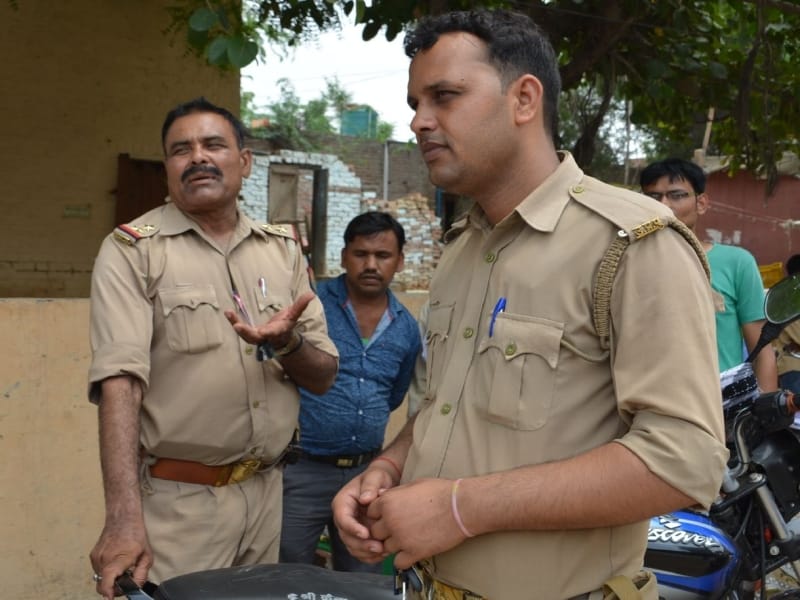 bjp leader in firozabad call police to relieve accused