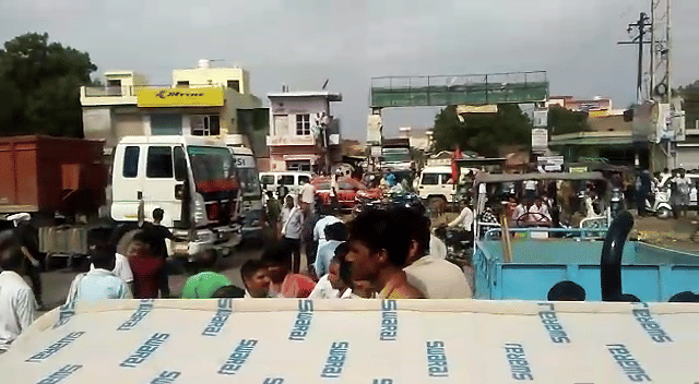 parent jam national highway after kidnap of daughter in mathura