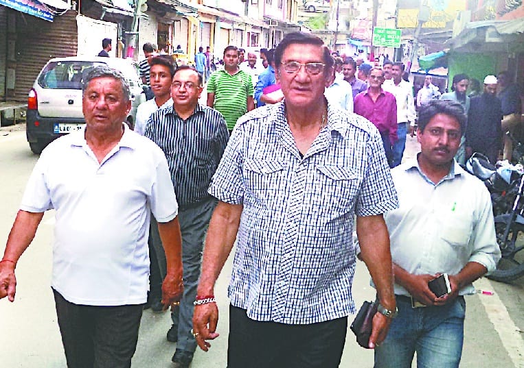 Lease holders on the road in protest against lease renewal