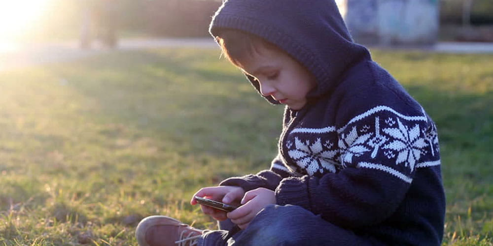 Nine year-old cuts arm with knife in mobile dependence