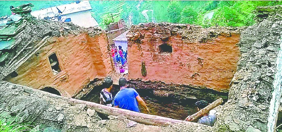 mother and child injured in house roof fall in pauri