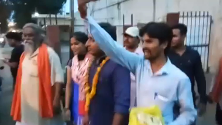 shivsena in support of revolver rani varsha