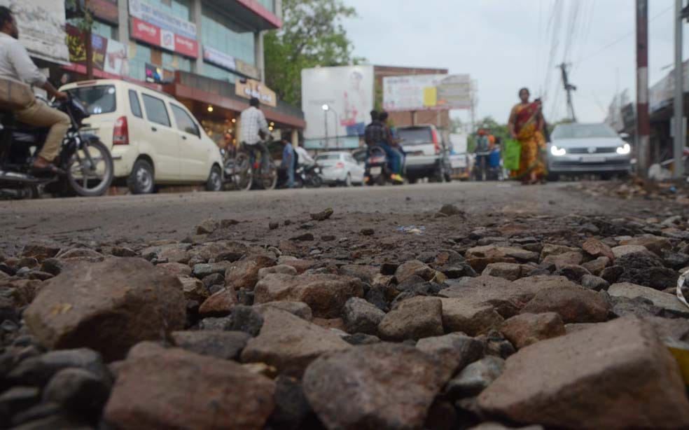 19 करोड़ से बनाई सड़क दो साल में ही उखड़ गई