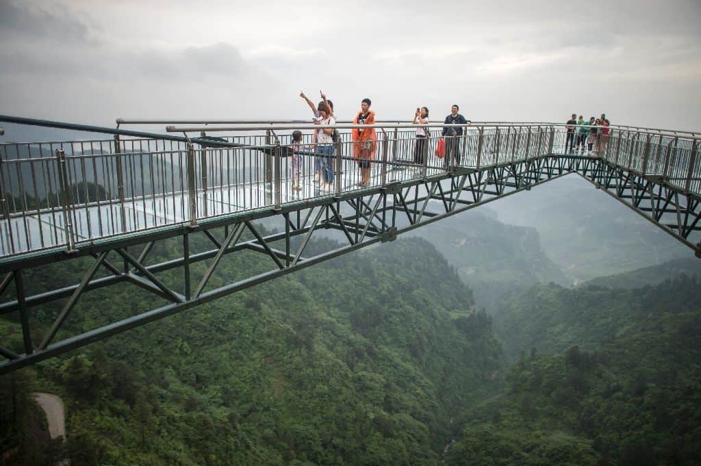  Glass bottom skywalk thrills in China, it's really dangerous, Don't look down