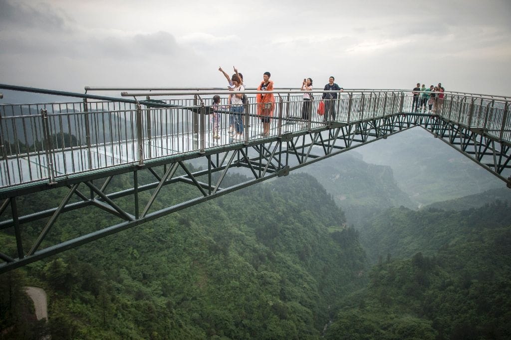  Glass bottom skywalk thrills in China, it's really dangerous, Don't look down