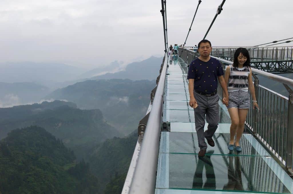  Glass bottom skywalk thrills in China, it's really dangerous, Don't look down