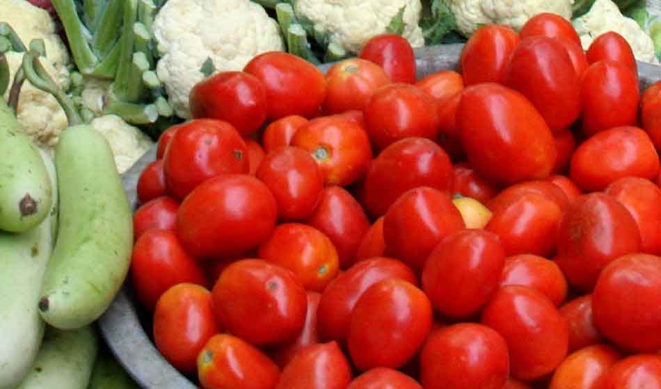 tomato price hikes to 300 rs per kg in pakistan