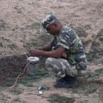 बम को डिफ्यूज करता जवान