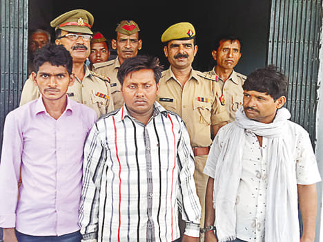 Three caught on false notice of loot