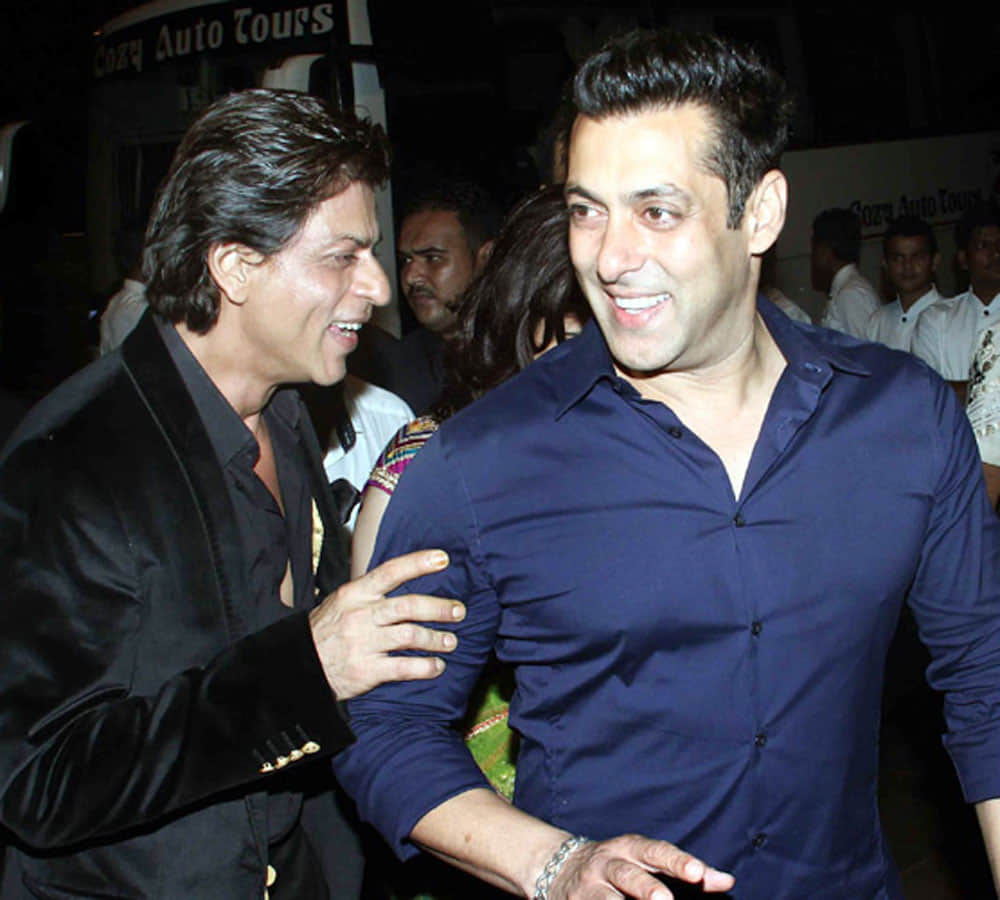 shahrukh khan gift luxury car to salman khan on set