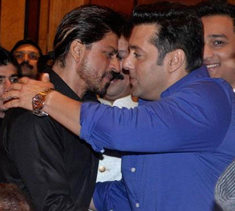 shahrukh khan gift luxury car to salman khan on set