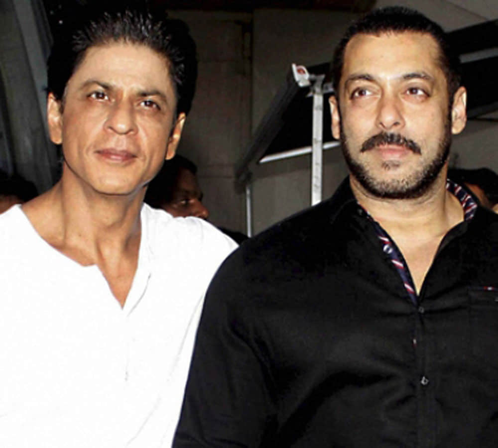 shahrukh khan gift luxury car to salman khan on set