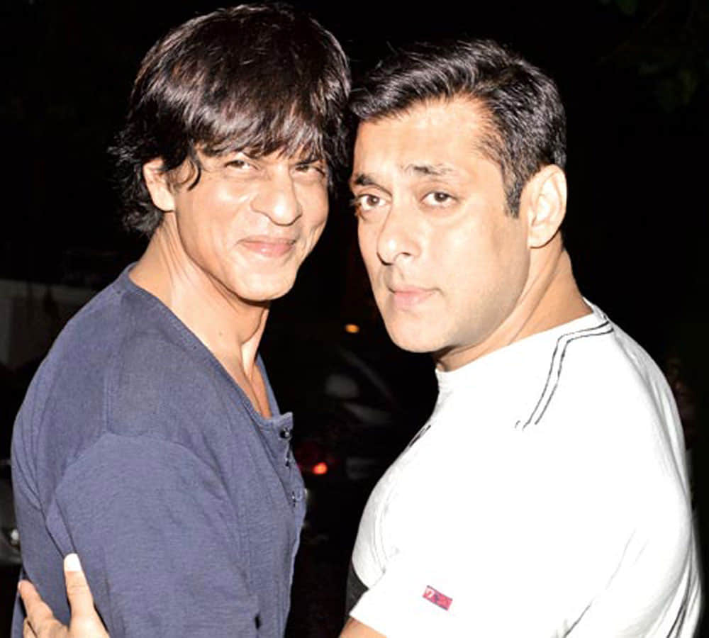 shahrukh khan gift luxury car to salman khan on set