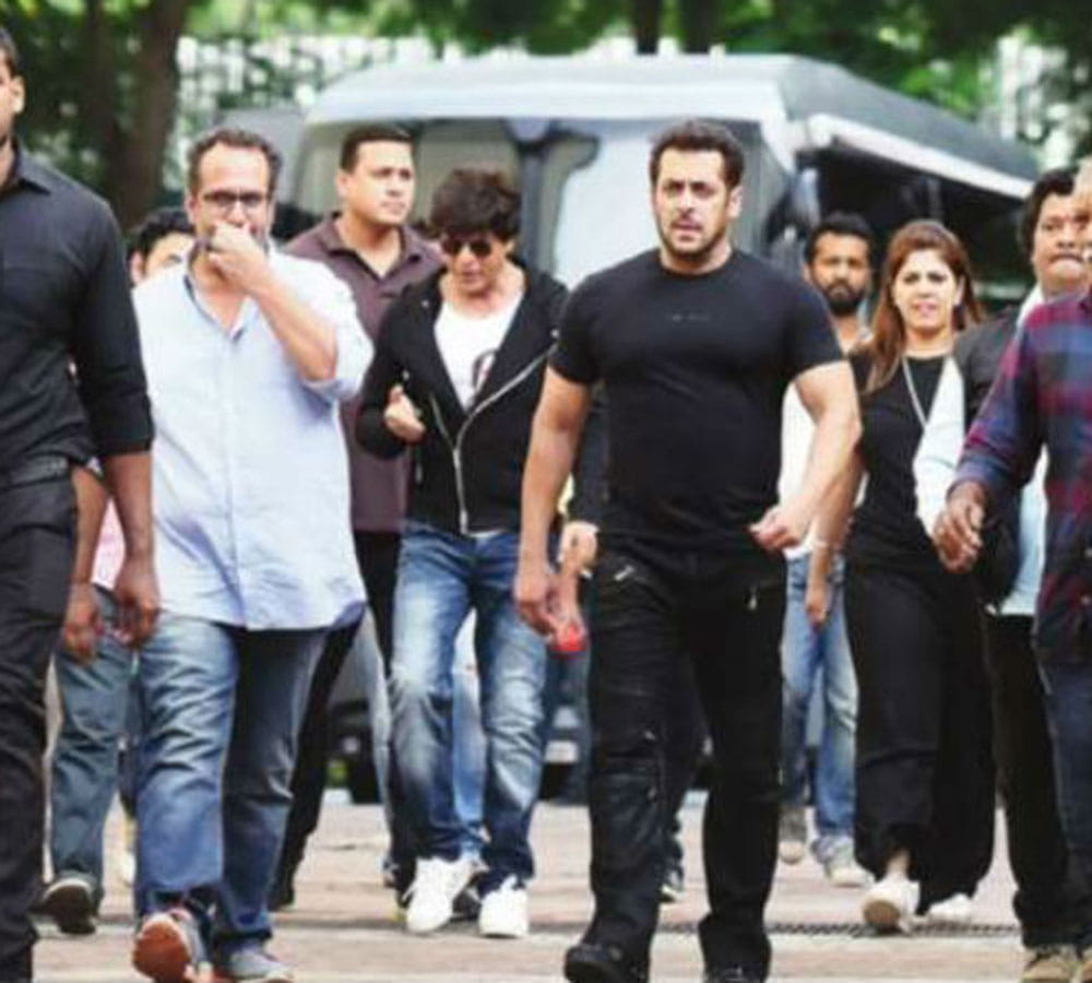 shahrukh khan gift luxury car to salman khan on set