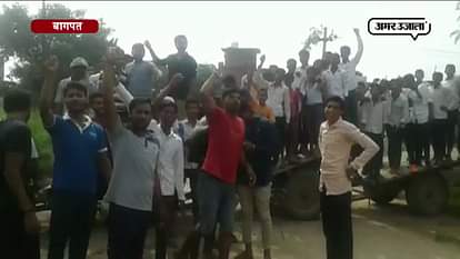 STUDENTS VILLAGERS PROTEST AGAINST SHATTERED ROAD IN BAGHPAT 