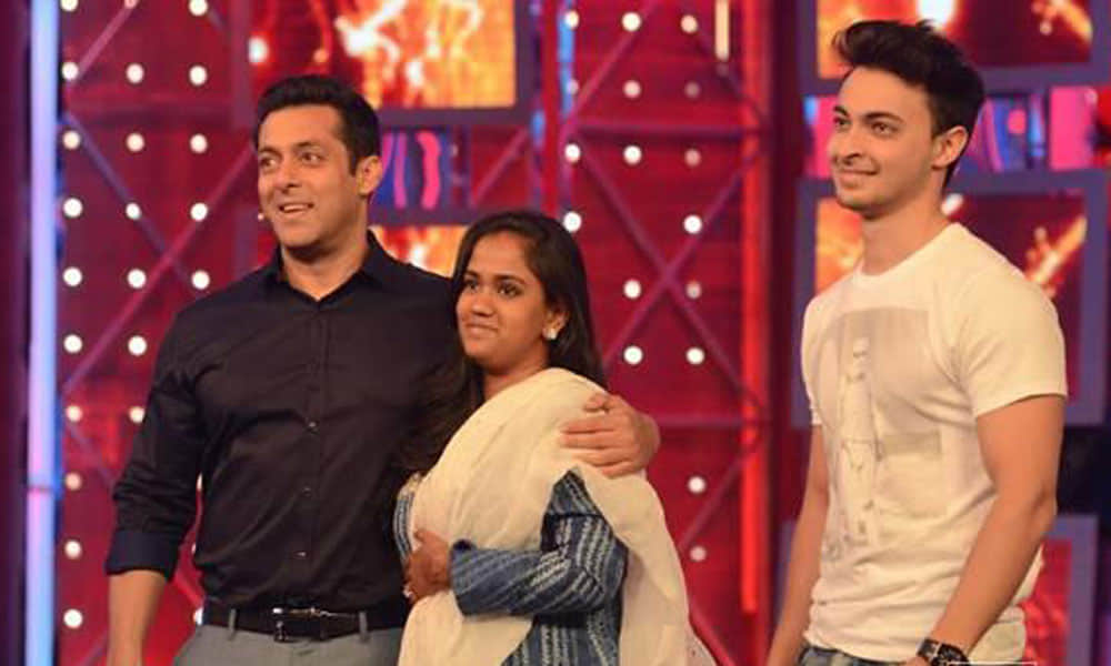 mouni roy to work with salman khan brother in law aayush sharma after akshay kumar gold