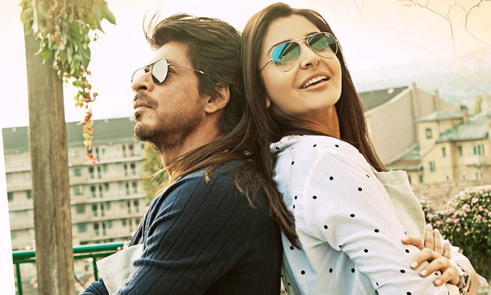 shah rukh khan and anushka sharma jab harry met sejal new poster strike a beech beech mein pose