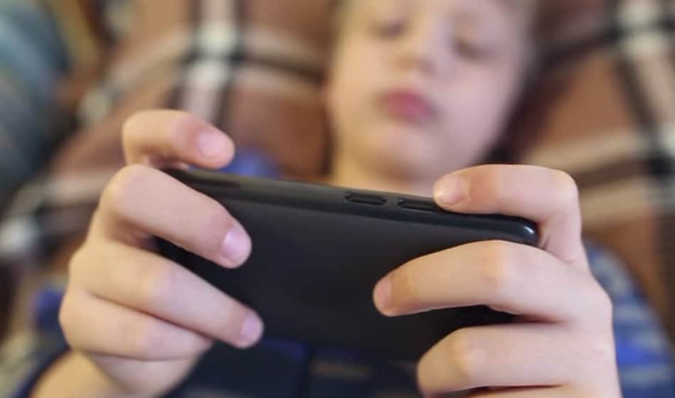 WHO reports do not expose babies in front of electronic device
