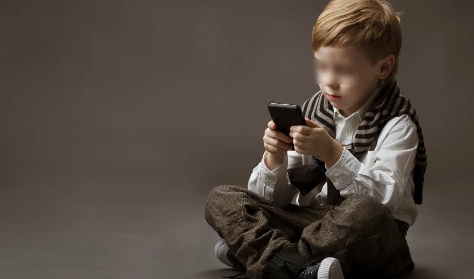 WHO reports do not expose babies in front of electronic device