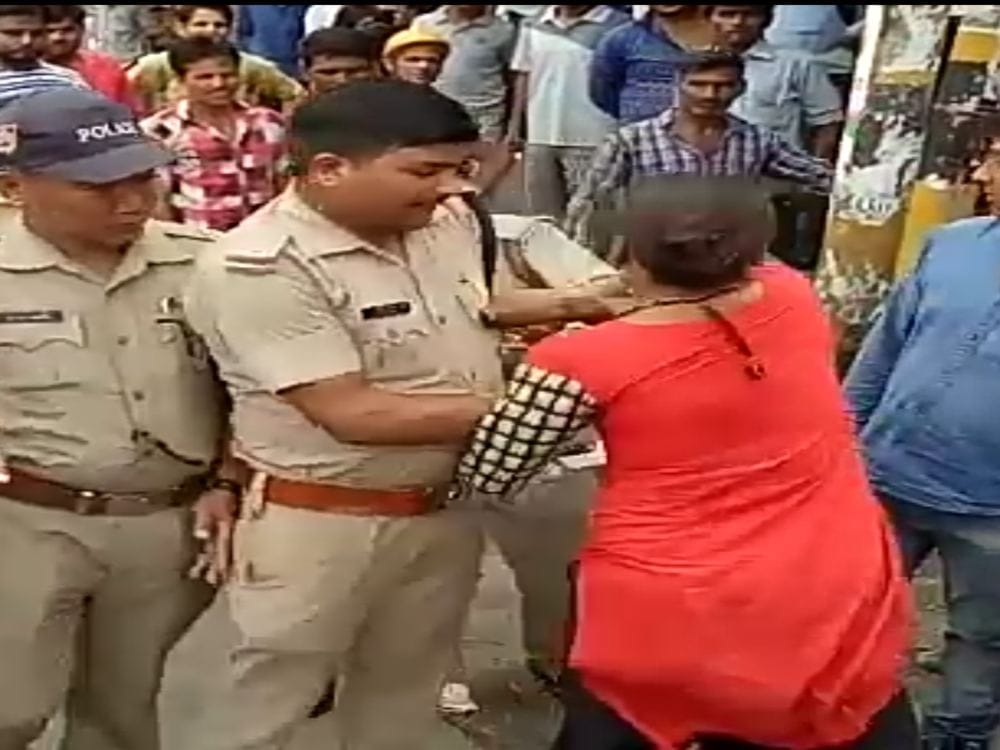 women and lady guard fight in lalkuan nainital