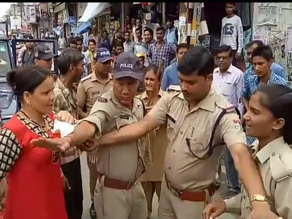 women and lady guard fight in lalkuan nainital