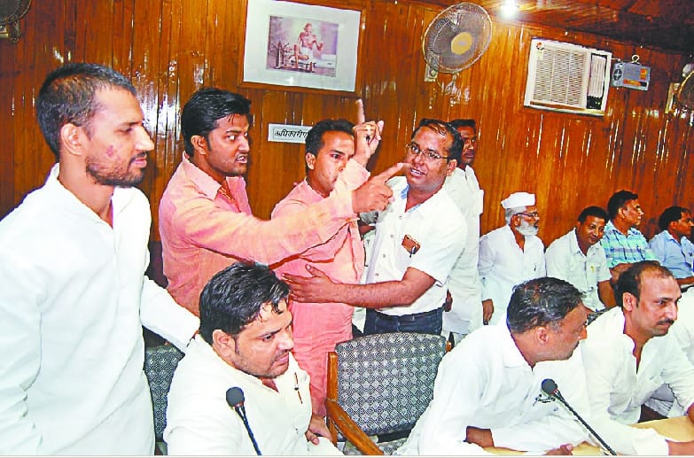 hangama in the board meeting of District Panchayat