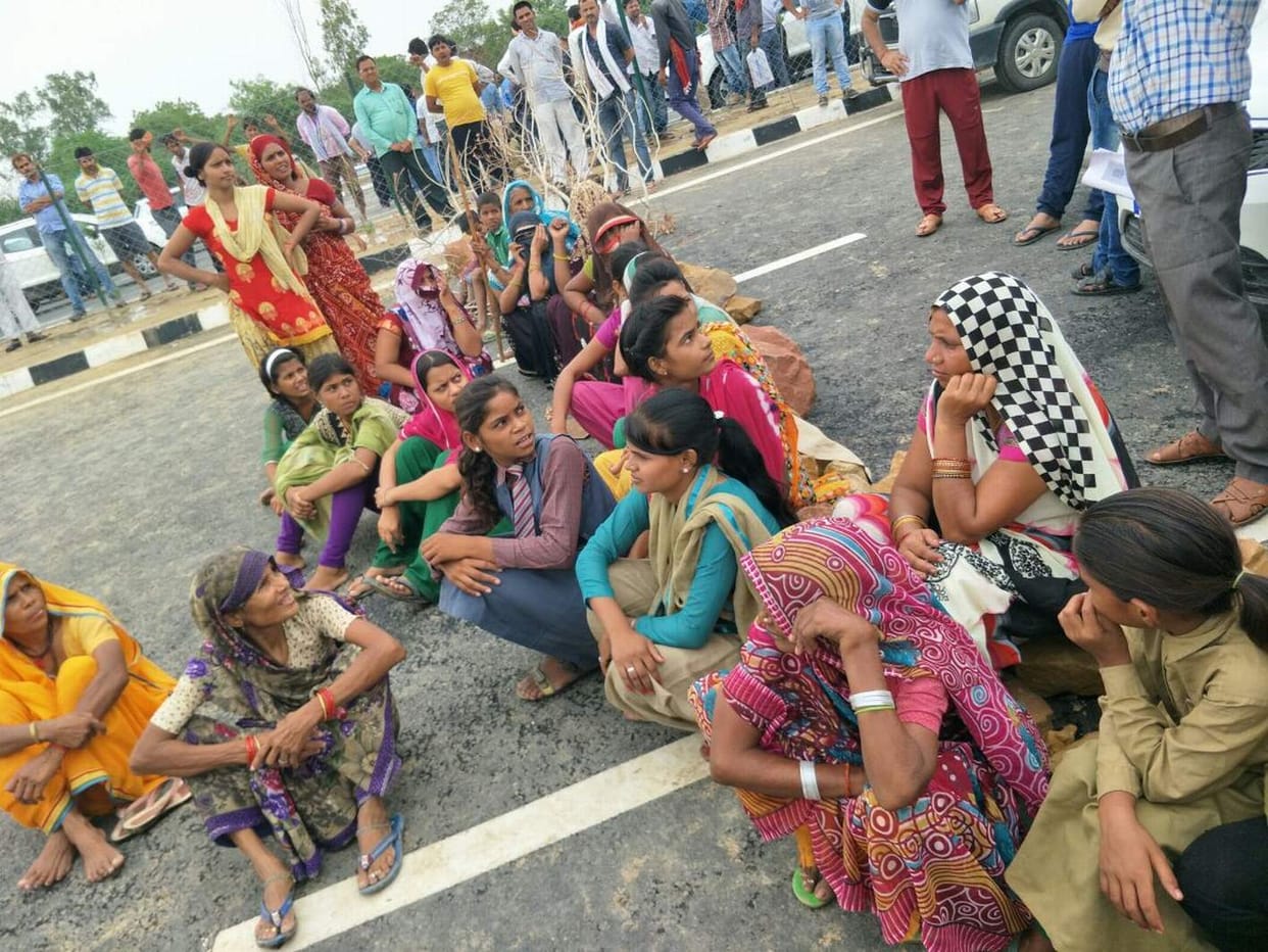 ग्रामीणों ने आगरा-लखनऊ एक्सप्रेसवे किया जाम